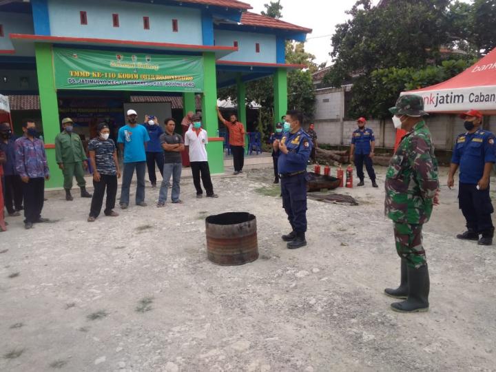 Anggota Satgas TMMD Bojonegoro Berikan Teori Praktek Penanganan Bahaya Kebakaran